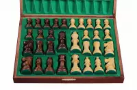 Eleganckie figury szachowe w brązowej drewnianej kasetce